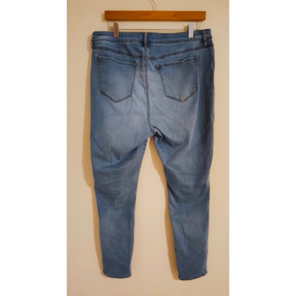 Refuge+ Women's Light Wash Slim Leg Jeans Blue Denim Stretch Y2K Indie Sleaze - Picture 3 of 4